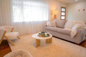 Four Palms, 8 min walk to Beach- Pet Friendly